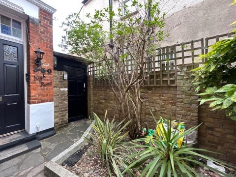 High Road, Woodgreen - EAID:KingsGroupApi2020, BID:90994-1955